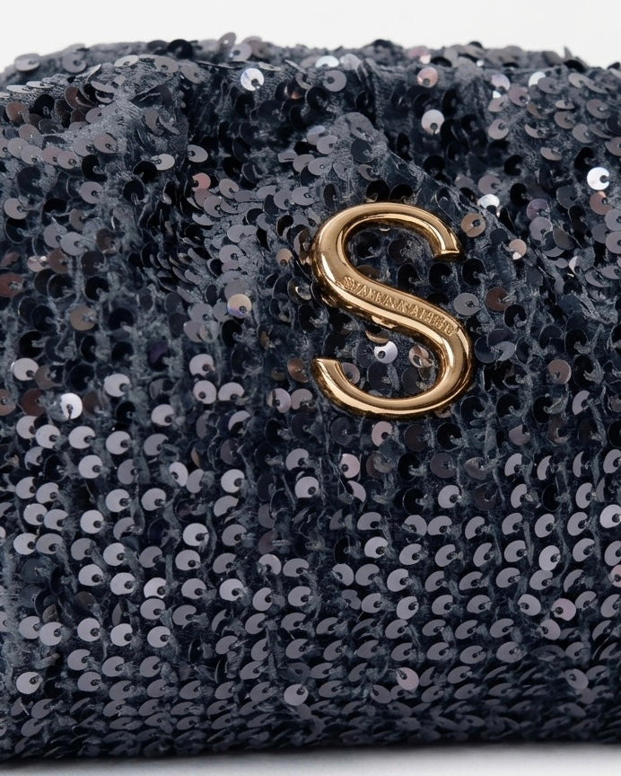 Borsa pochette clutch Sorena prodotta in Grecia ricoperta di paillettes blu notte con logo S dorato e tracolla a catena - Buttò Calzature - dettaglio.