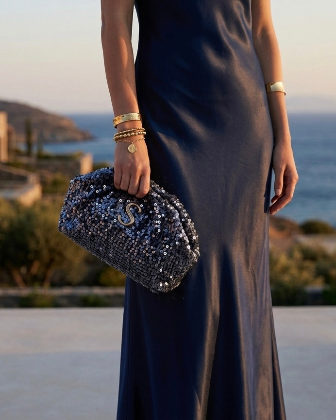 Borsa pochette clutch Sorena prodotta in Grecia ricoperta di paillettes blu notte con logo S dorato e tracolla a catena - Buttò Calzature - modella.