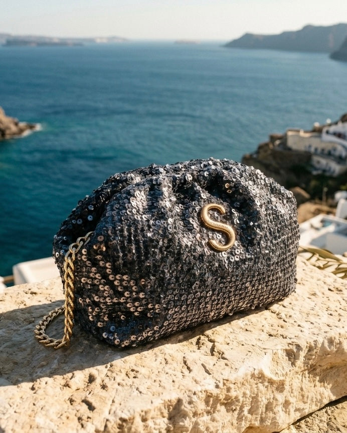 Borsa pochette clutch Sorena prodotta in Grecia ricoperta di paillettes blu notte con logo S dorato e tracolla a catena - Buttò Calzature.