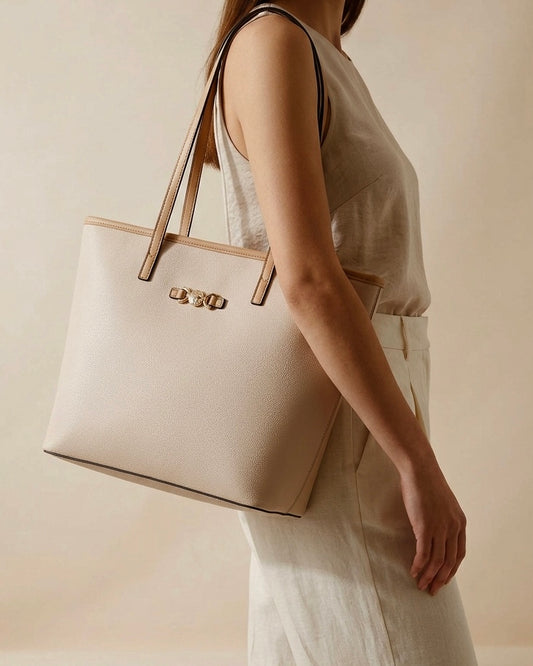 Borsa shopping a spalla Beverly Hills Polo Club color avorio con profili beige a contrasto e logo metallico dorato - Buttò Calzature - modella.