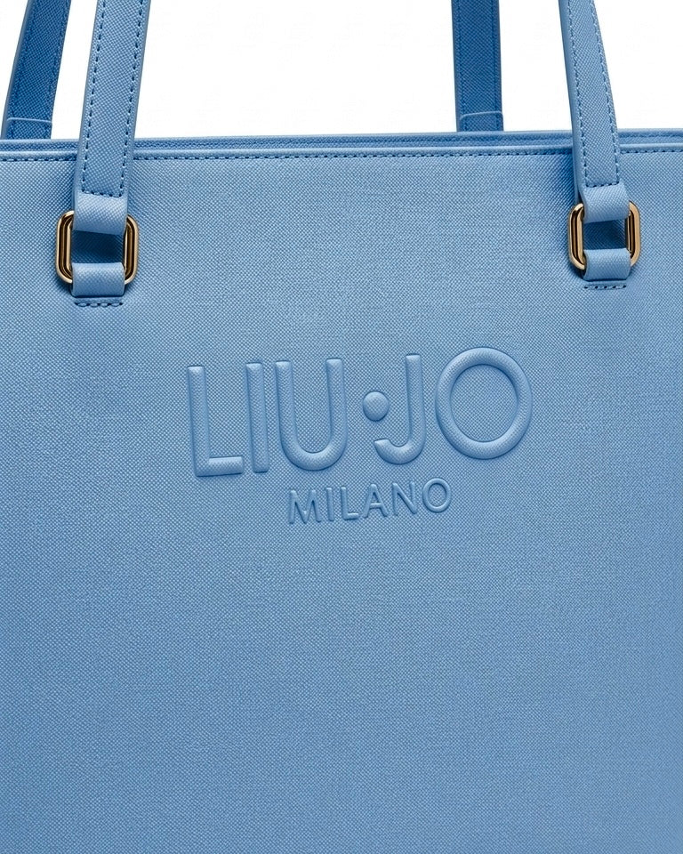 Borsa a spalla Liu Jo color azzurro polvere in trama saffiano con logo "Liu Jo Milano" a rilievo e doppi manici lunghi-dettaglio.