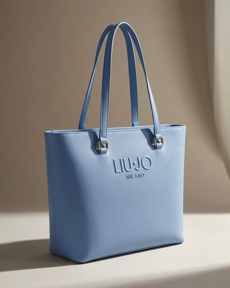 Borsa a spalla Liu Jo color azzurro polvere in trama saffiano con logo "Liu Jo Milano" a rilievo e doppi manici lunghi.