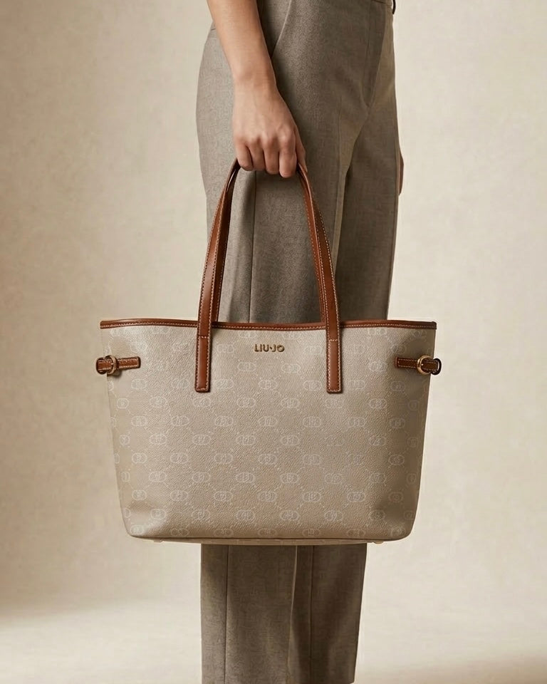 Borsa shopping Liu Jo Better beige con stampa monogram logo e manici marroni a spalla su sfondo bianco-indossata.