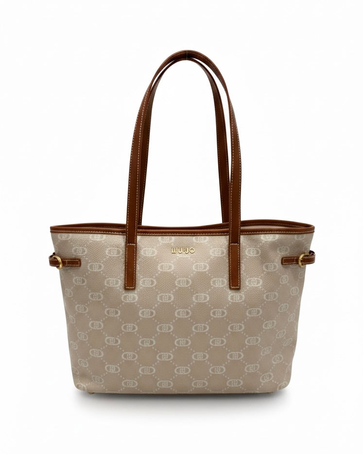 Borsa shopping Liu Jo Better beige con stampa monogram logo e manici marroni a spalla su sfondo bianco.