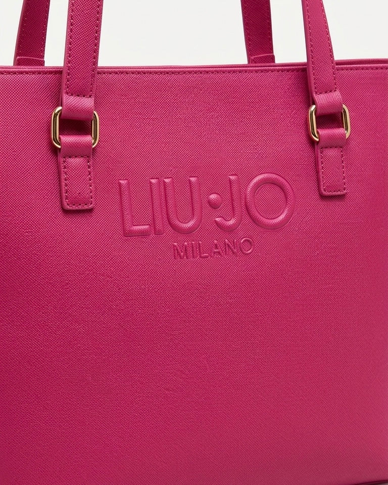 Borsa a spalla Liu Jo color fucsia acceso con logo "LIU·JO MILANO" impresso in rilievo sul davanti e dettagli metallici dorati-dettaglio logo.