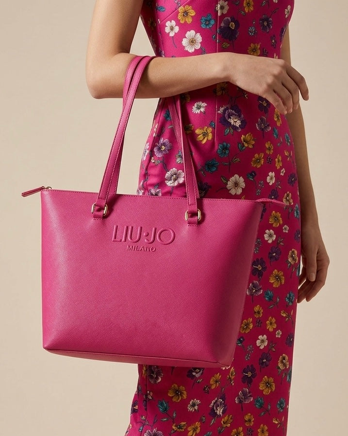 Borsa a spalla Liu Jo color fucsia acceso con logo "LIU·JO MILANO" impresso in rilievo sul davanti e dettagli metallici dorati-modella.