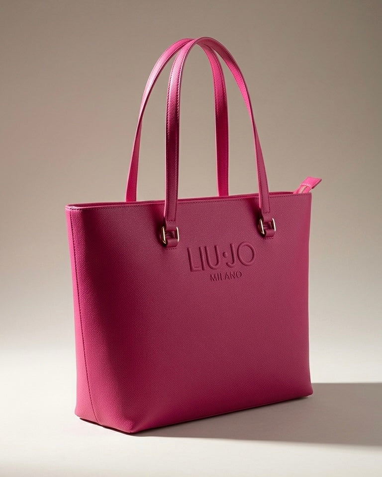 Borsa a spalla Liu Jo color fucsia acceso con logo "LIU·JO MILANO" impresso in rilievo sul davanti e dettagli metallici dorati.