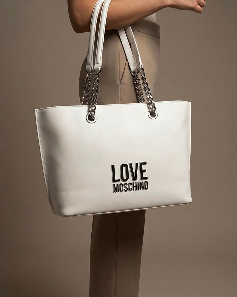 Borsa shopping donna Love Moschino bianca con logo in metallo argentato in rilievo e manici a catena silver-modella.