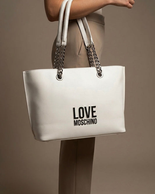 Borsa shopping donna Love Moschino bianca con logo in metallo argentato in rilievo e manici a catena silver-modella.
