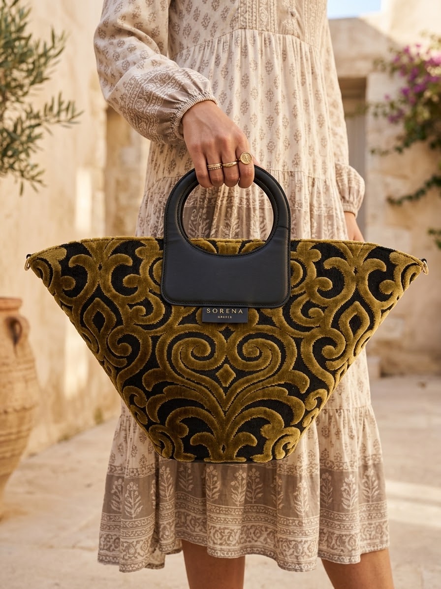 Borsa shopping grande Sorena prodotta in Grecia in tessuto jacquard vellutato oro e nero con manici neri - Buttò Calzature - modella.