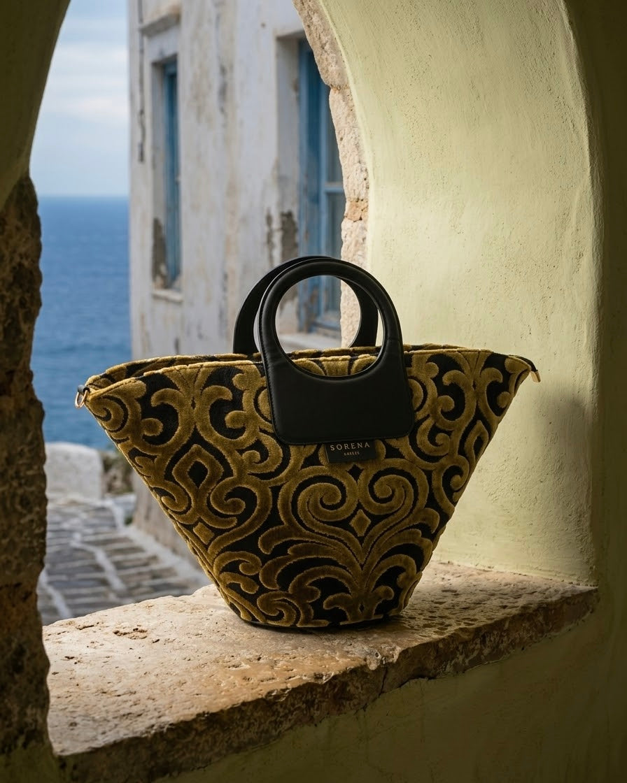 Borsa shopping grande Sorena prodotta in Grecia in tessuto jacquard vellutato oro e nero con manici neri - Buttò Calzature.