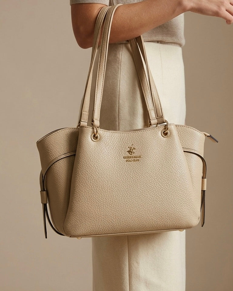 Borsa a spalla Beverly Hills Polo Club color beige sabbia con doppi manici e logo metallico dorato - Buttò Calzature - modella.