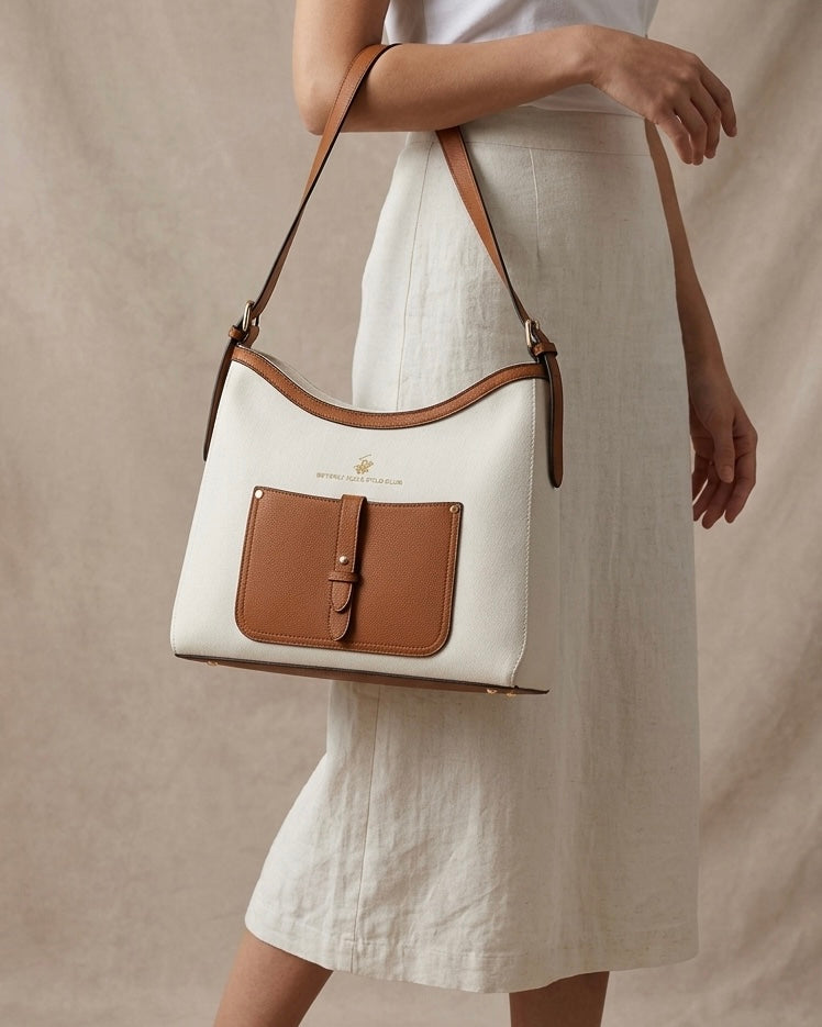 Borsa a spalla Beverly Hills Polo Club bianca con tasca frontale e tracolla color cuoio - Buttò Calzature - modella.