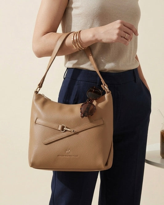 Borsa a spalla Beverly Hills Polo Club color marrone con dettaglio frontale a cinturino e moschettone dorato - Buttò Calzature - modella.