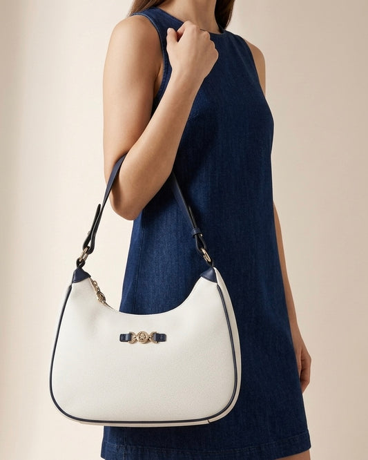 Borsa a spalla modello hobo Beverly Hills Polo Club color avorio panna con profili e manico blu notte a contrasto e logo dorato - Buttò Calzature - modella.