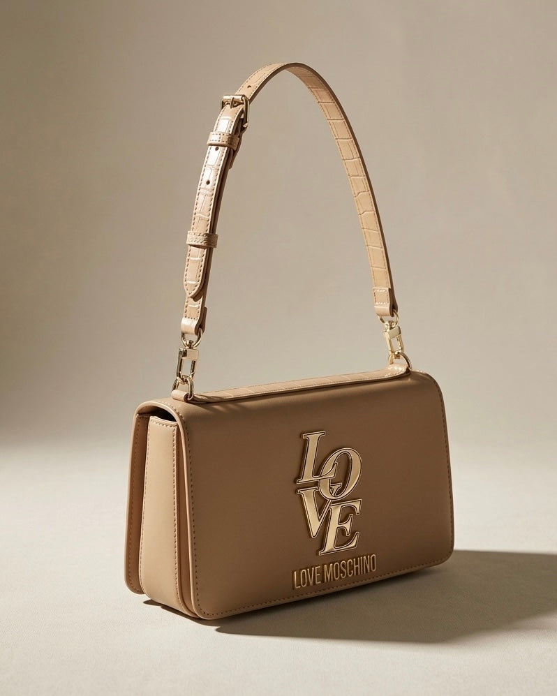 Borsa a spalla Love Moschino color taupe con logo frontale dorato e tracolla regolabile.