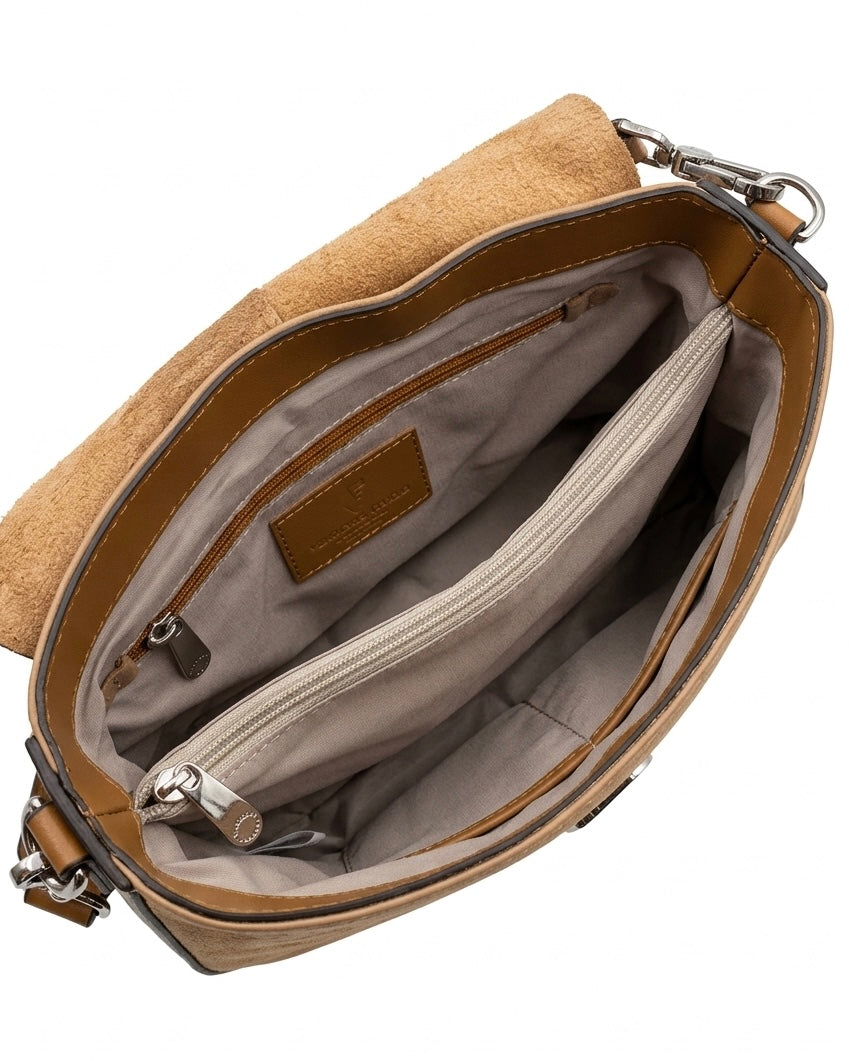 Borsa in vera pelle color cuoio Pelletteria Veneta con patta anteriore a lavorazione intrecciata e tracolla fissa in pelle-interno.