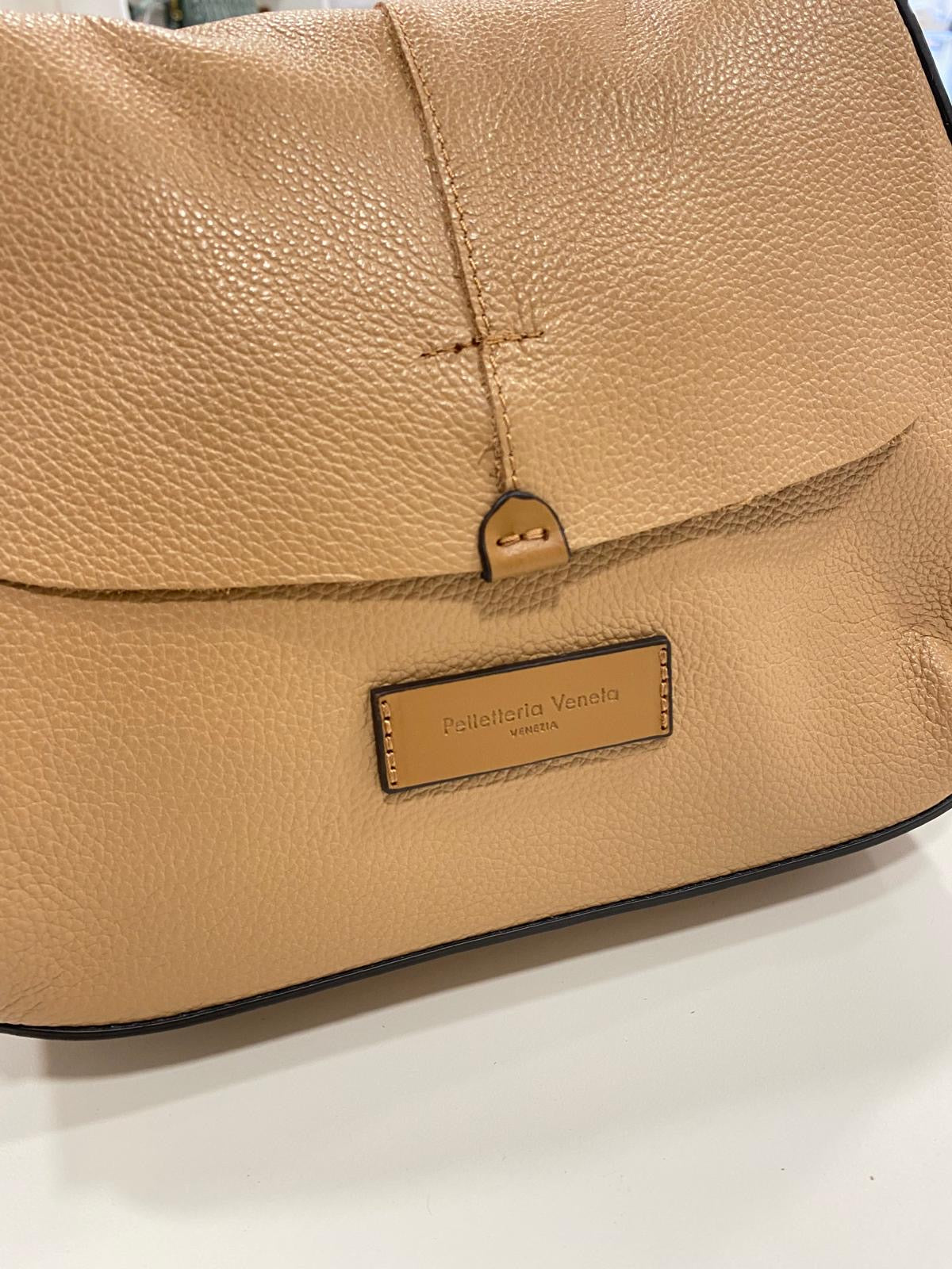 Borsa in vera pelle color cuoio Pelletteria Veneta con patta anteriore a lavorazione intrecciata e tracolla fissa in pelle-logo.