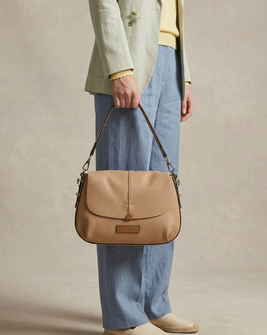Borsa in vera pelle color cuoio Pelletteria Veneta con patta anteriore a lavorazione intrecciata e tracolla fissa in pelle-modella.