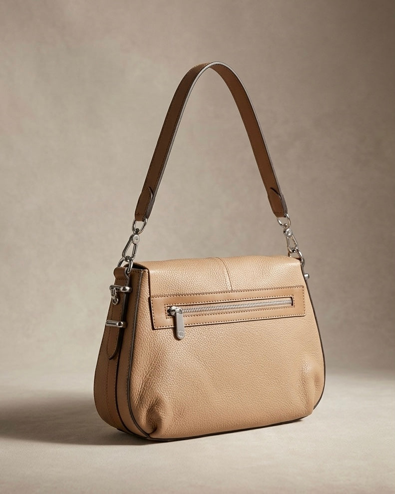 Borsa in vera pelle color cuoio Pelletteria Veneta con patta anteriore a lavorazione intrecciata e tracolla fissa in pelle-retro.