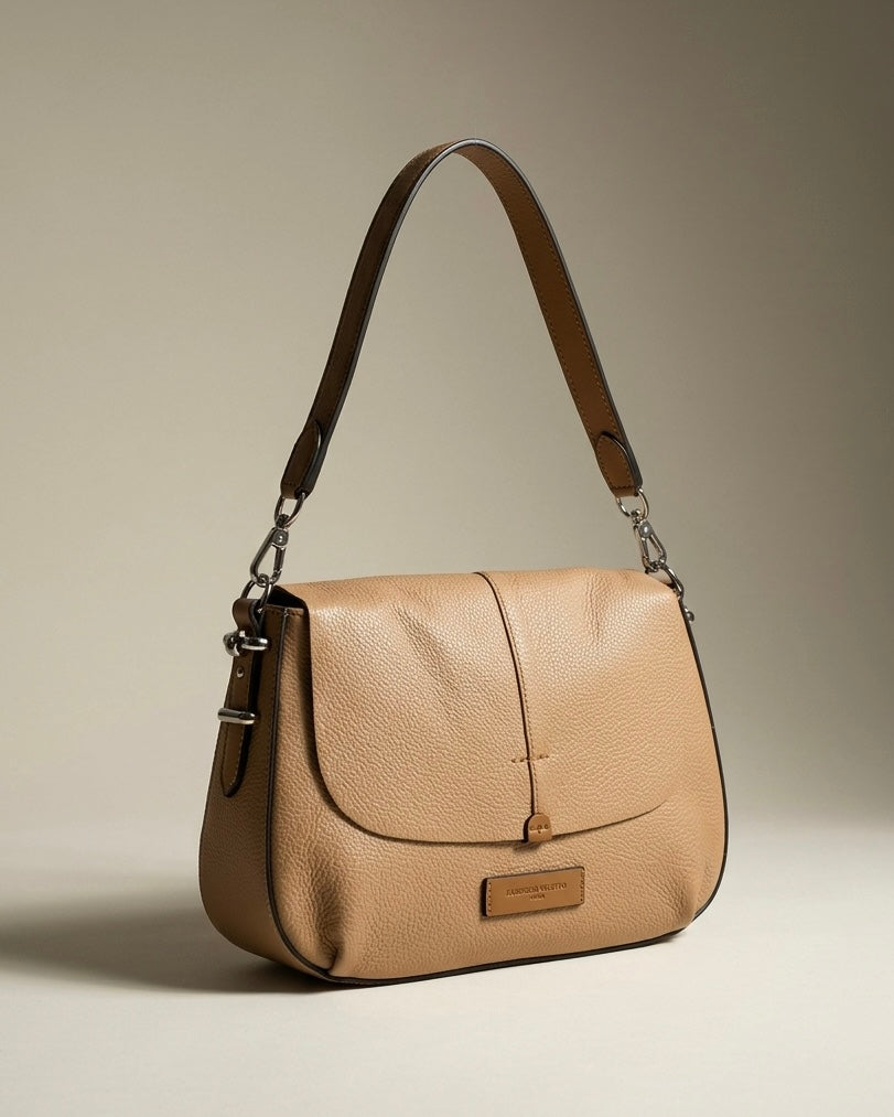 Borsa in vera pelle color cuoio Pelletteria Veneta con patta anteriore a lavorazione intrecciata e tracolla fissa in pelle.