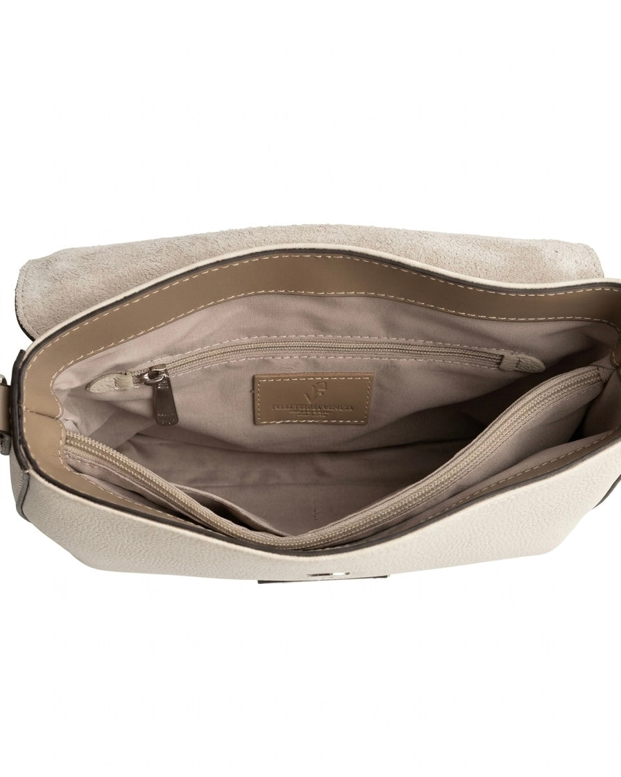 Elegante borsa a spalla da donna Pelletteria Veneta in vera pelle grana dollaro, disponibile nei colori cammello e panna, con manico singolo e hardware argento. Made in Italy-interno.