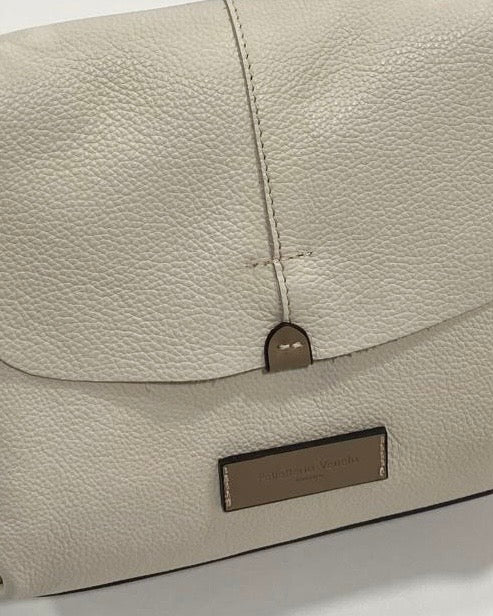 Elegante borsa a spalla da donna Pelletteria Veneta in vera pelle grana dollaro, disponibile nei colori cammello e panna, con manico singolo e hardware argento. Made in Italy-logo.