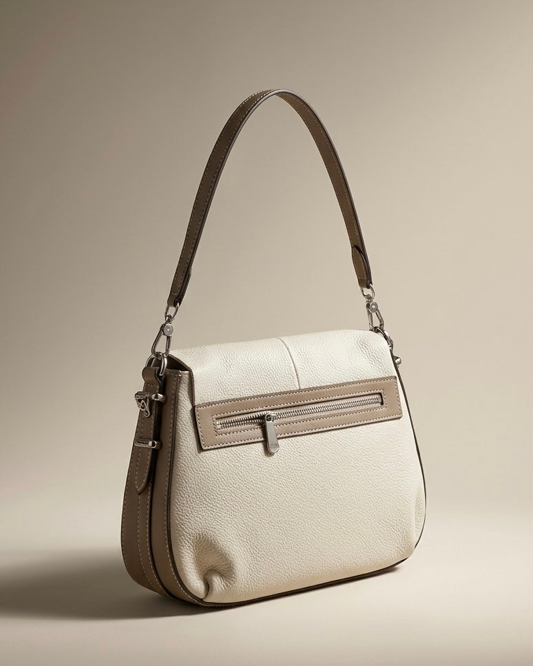 Elegante borsa a spalla da donna Pelletteria Veneta in vera pelle grana dollaro, disponibile nei colori cammello e panna, con manico singolo e hardware argento. Made in Italy-retro.