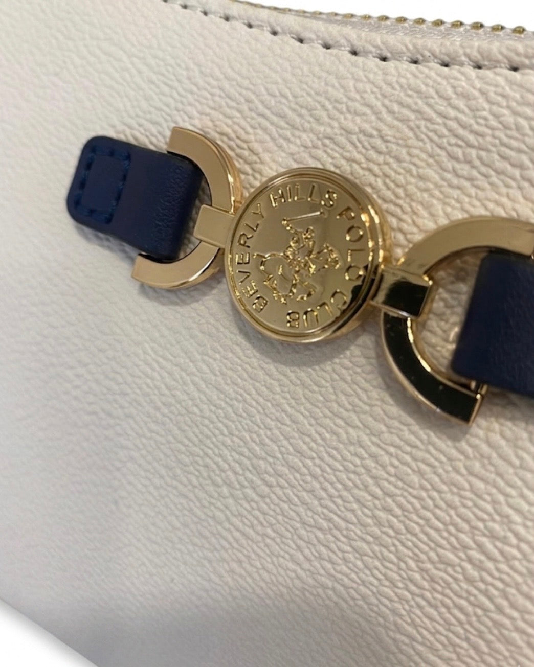 Borsa a tracolla Beverly Hills Polo Club bianca con profili e tracolla blu scuro, doppia zip e morsetto dorato frontale - Buttò Calzature - dettaglio.