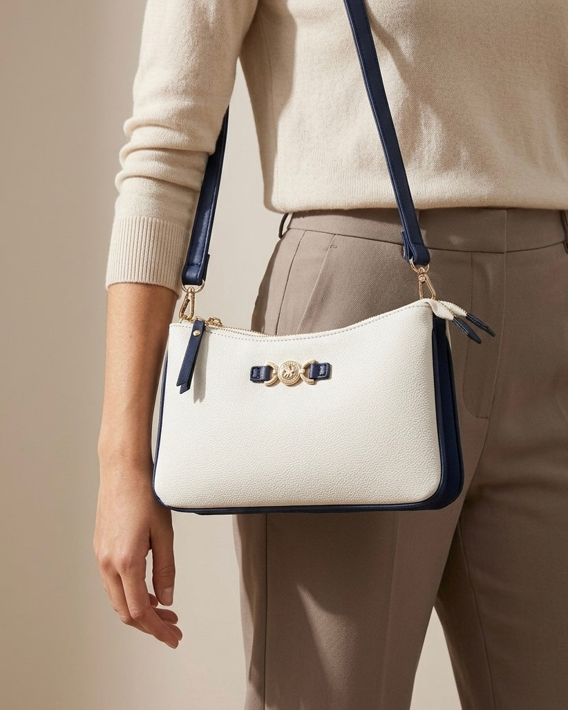 Borsa a tracolla Beverly Hills Polo Club bianca con profili e tracolla blu scuro, doppia zip e morsetto dorato frontale - Buttò Calzature - modella.