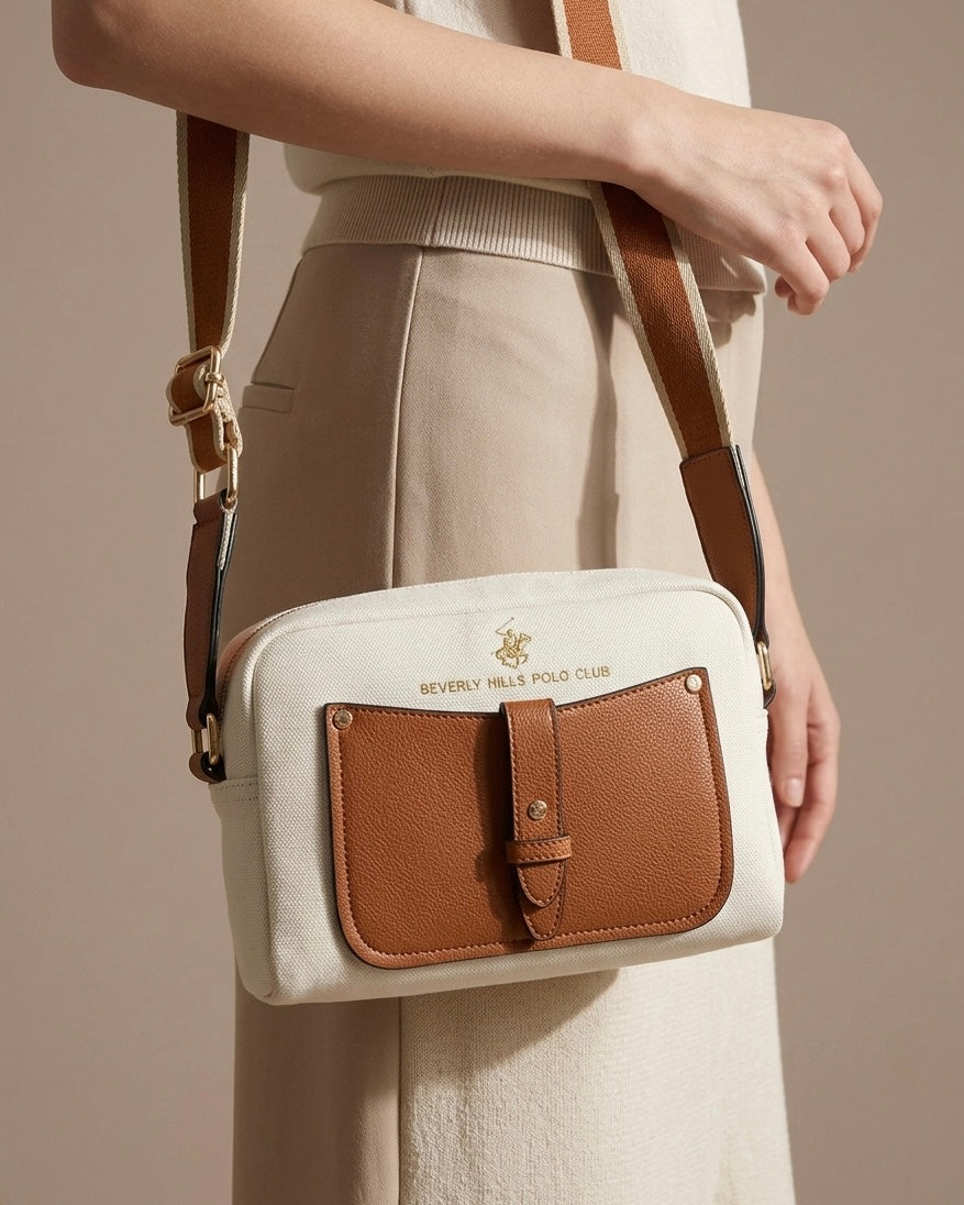 Borsa a tracolla Beverly Hills Polo Club bianca con tasca frontale e tracolla in nastro marrone e bianca - Buttò Calzature - modella.