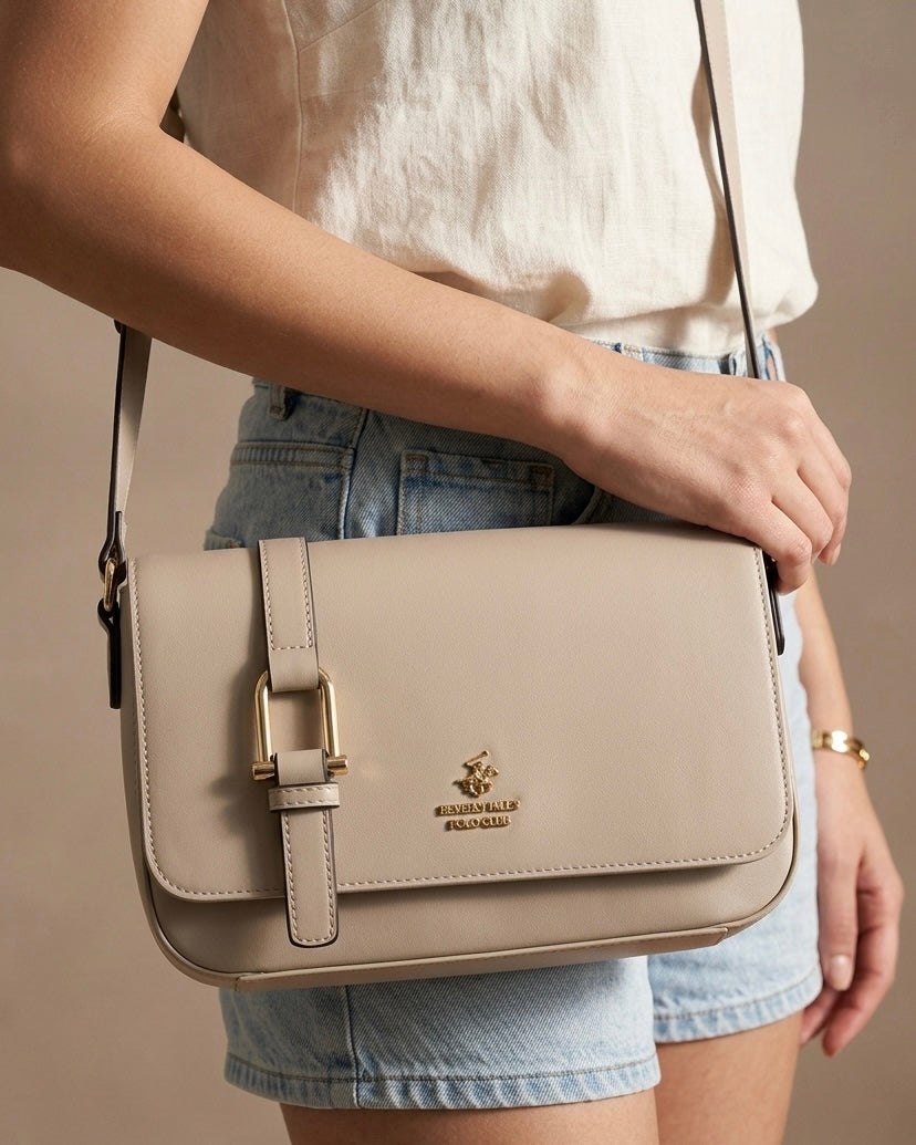 Borsa a tracolla con patta Beverly Hills Polo Club color fango tortora con fibbia a ponte e dettagli dorati - Buttò Calzature - modella.