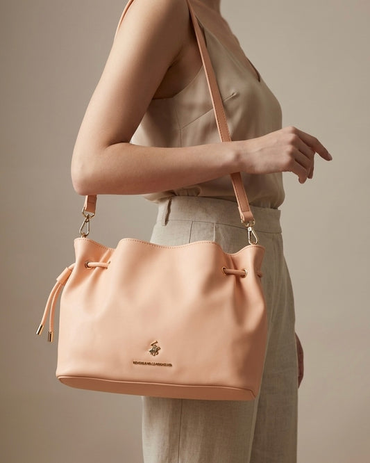 Borsa a tracolla Beverly Hills Polo Club rosa pesca con dettaglio coulisse, finiture e logo dorati - Buttò Calzature - modella.