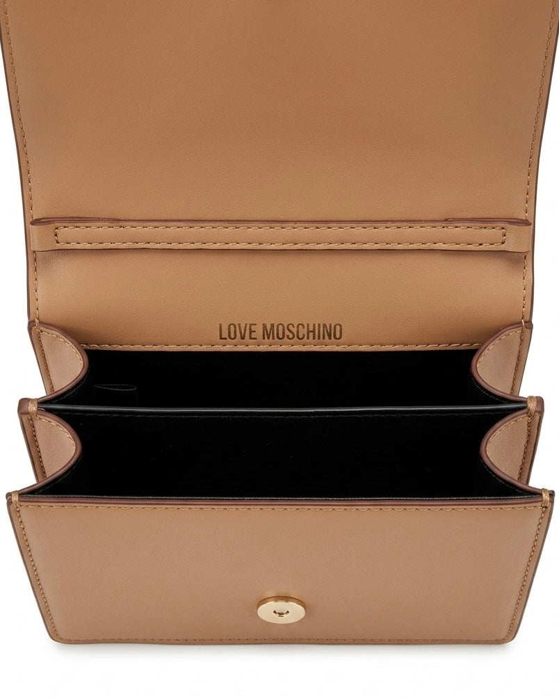 Borsa a tracolla Love Moschino color cuoio con catena dorata e logo circolare gold frontale-interno.