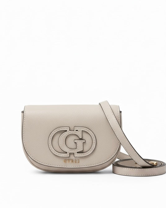 Borsa a tracolla compatta Guess color ghiaccio con logo frontale traforato e tracolla regolabile, vista frontale su sfondo bianco.