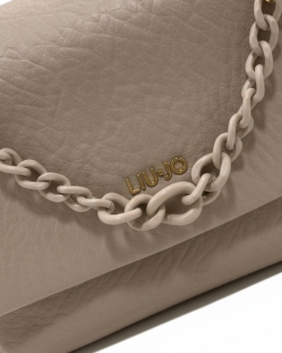 Borsa a tracolla compatta Liu Jo color cipria in similpelle con dettaglio frontale catena in resina intrecciata - dettaglio logo.