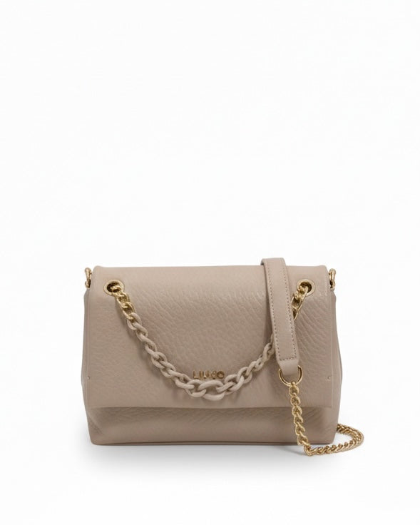 Borsa a tracolla compatta Liu Jo color cipria in similpelle con dettaglio frontale catena in resina intrecciata e logo dorato.