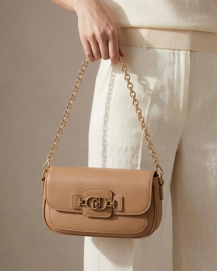 Borsa a spalla Liu Jo color cuoio/marrone con catena dorata e chiusura metallica con logo LJ-modella.