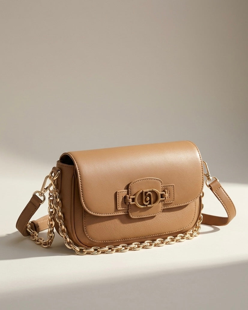 Borsa a spalla Liu Jo color cuoio/marrone con catena dorata e chiusura metallica con logo LJ.