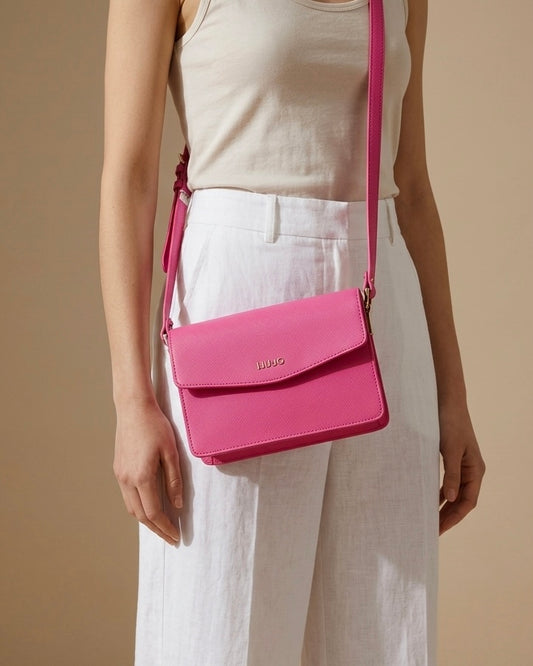 Borsa a tracolla Liu Jo rosa fucsia con patta frontale in similpelle saffiano e logo metallico dorato - Buttò Calzature - modella.