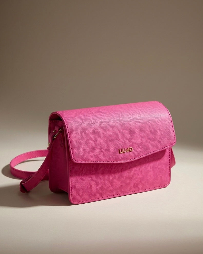 Borsa a tracolla Liu Jo rosa fucsia con patta frontale in similpelle saffiano e logo metallico dorato - Buttò Calzature.