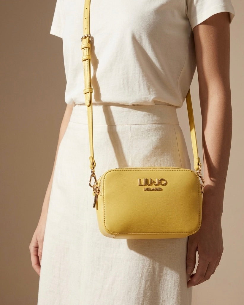 Borsa a tracolla Liu Jo camera bag gialla in similpelle saffiano con doppia zip e logo dorato - Buttò Calzature - modella.