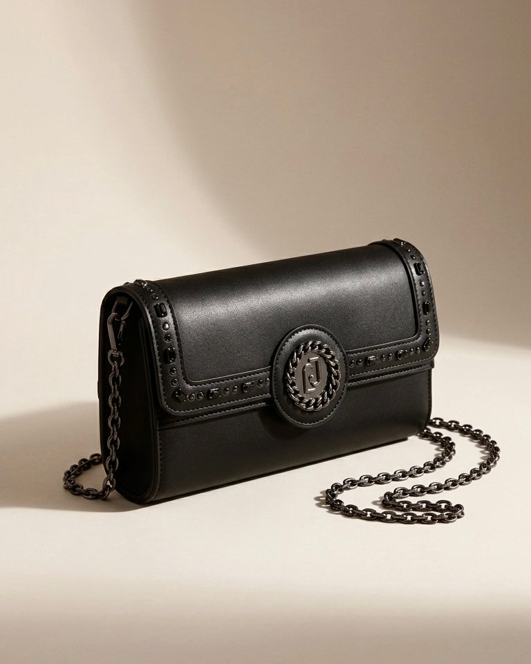 Borsa a tracolla Liu Jo nera con catena canna di fucile, logo circolare frontale e pattina decorata con pietre nere e borchie - Buttò Calzature.