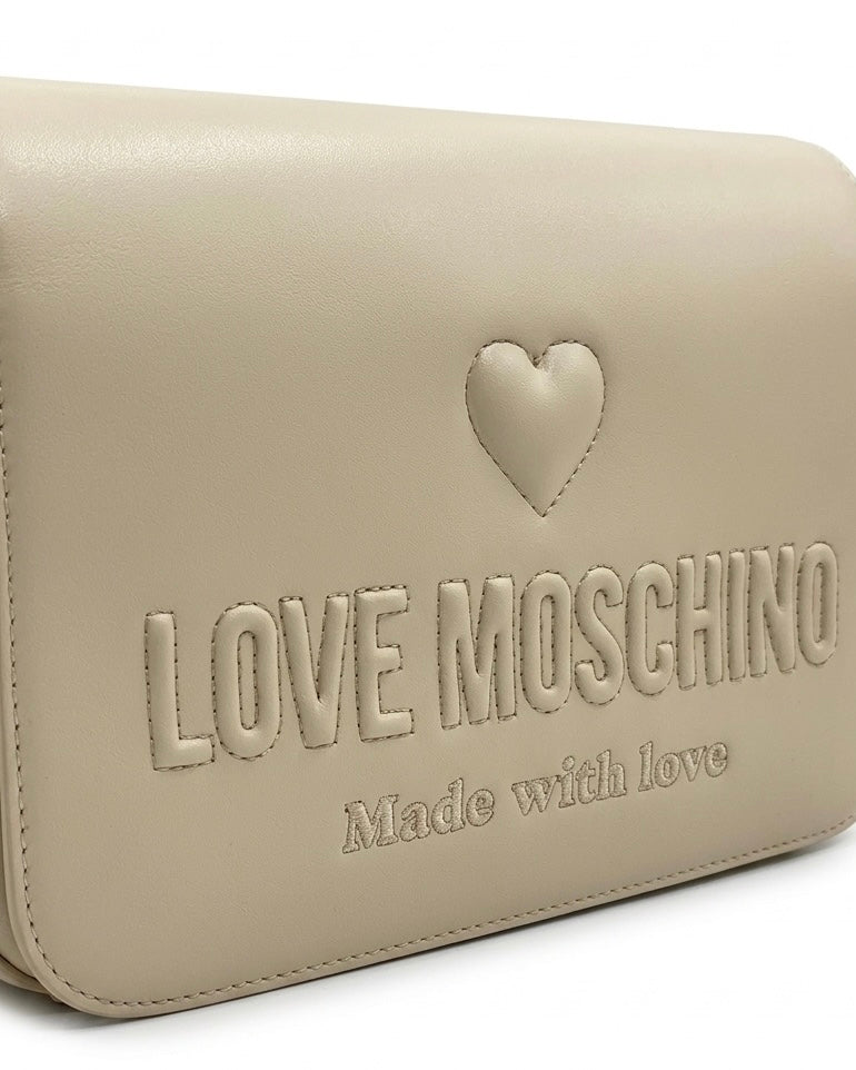 Borsa a spalla Love Moschino color panna con logo a rilievo, cuore e ampia tracolla in tessuto bianco e nero logato-dettaglio.