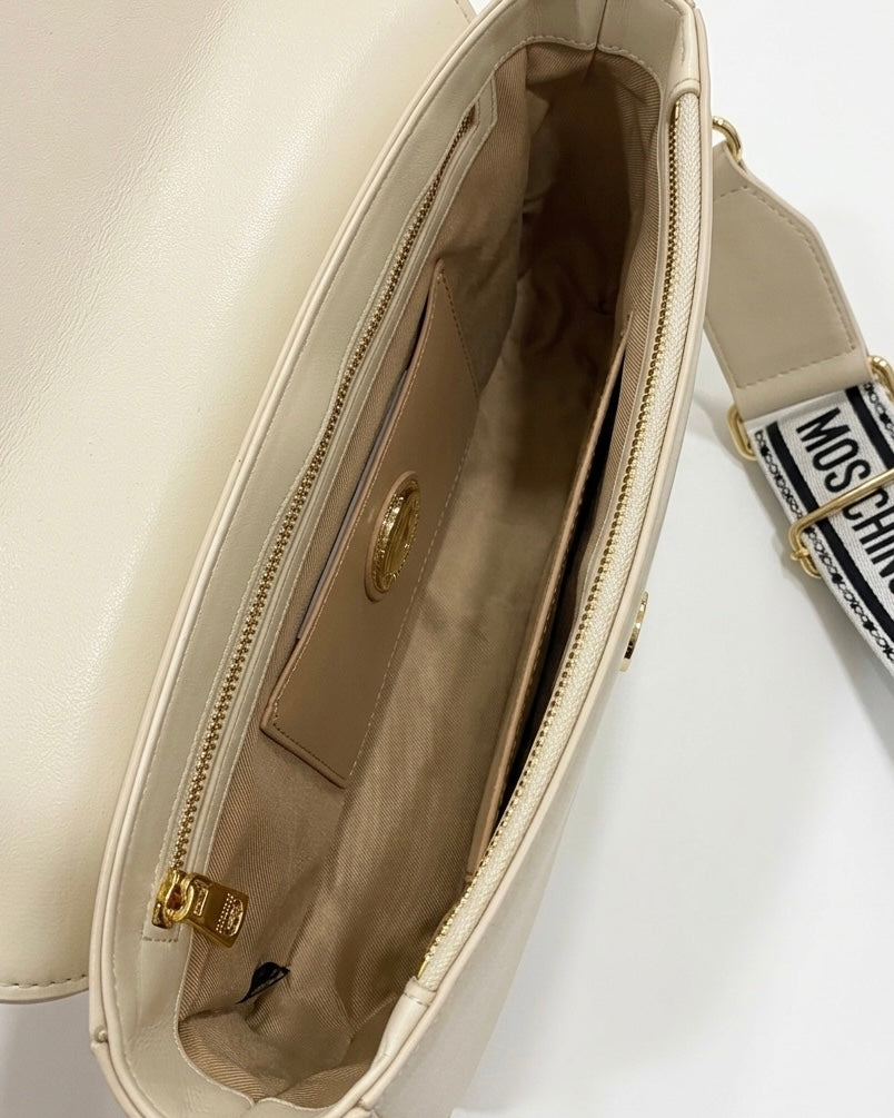 Borsa a spalla Love Moschino color panna con logo a rilievo, cuore e ampia tracolla in tessuto bianco e nero logato-interno.