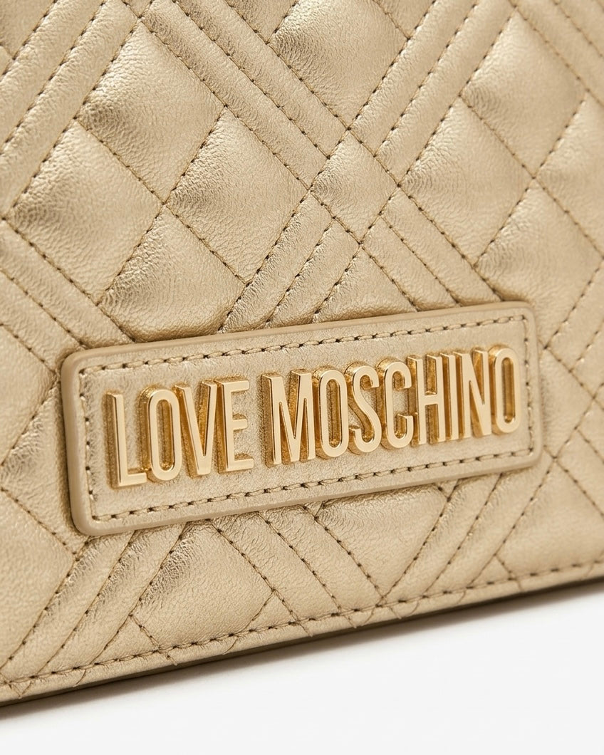Borsa a tracolla Love Moschino trapuntata color oro con logo lettering e catena dorata-logo.