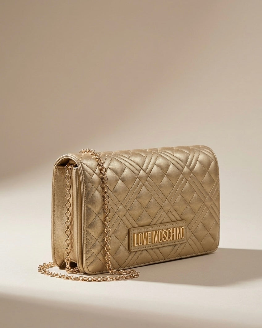 Borsa a tracolla Love Moschino trapuntata color oro con logo lettering e catena dorata.