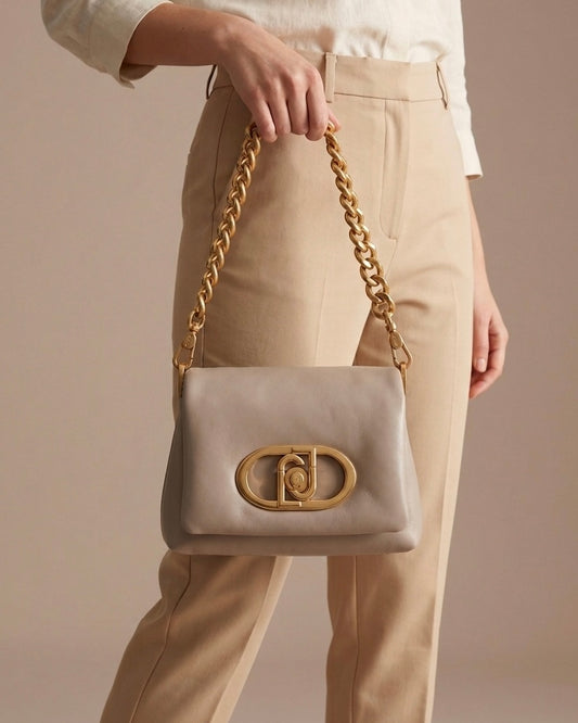 Borse Liu Jo color beige tortora con maxi catena dorata e logo frontale metallico-modella.