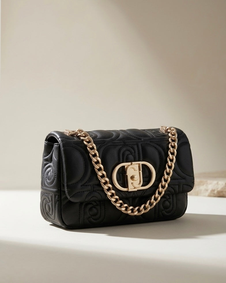 Borse Liu Jo nere con lavorazione monogram trapuntata, tracolla a catena e logo dorato frontale.