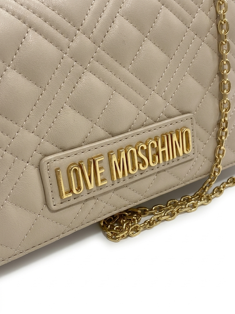Borse Love Moschino beige nude con trapuntatura geometrica, tracolla a catena e logo dorato-logo.